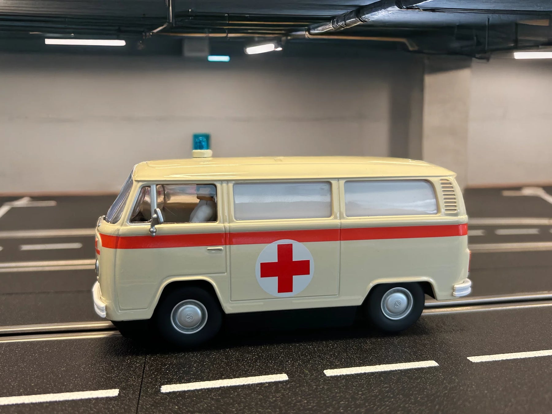 VW BUS T2b "Krankenwagen, Rotes Kreuz"